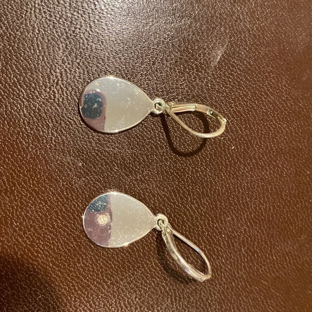 FOUR pair of earrings, two hoops, two lever back drop earrings